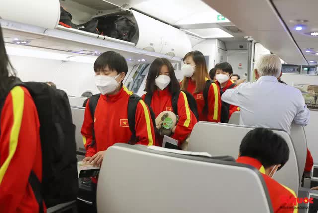 [Độc quyền] Những hình ảnh đầu tiên của đội tuyển bóng đá nữ Việt Nam trên chuyến bay về nước - Ảnh 13.