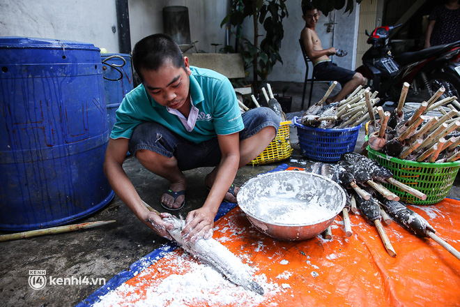 Ảnh, clip: Tiểu thương Sài Gòn tất bật chuẩn bị hàng vạn con cá lóc nướng cho ngày vía Thần Tài - Ảnh 19.