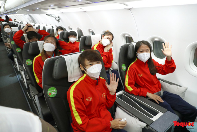 [Độc quyền] Những hình ảnh đầu tiên của đội tuyển bóng đá nữ Việt Nam trên chuyến bay về nước - Ảnh 14.
