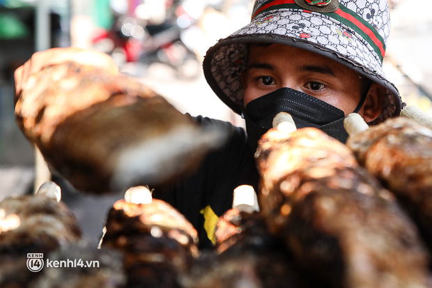 Ảnh, clip: Tiểu thương Sài Gòn tất bật chuẩn bị hàng chục ngàn con cá lóc nướng cho ngày vía Thần Tài - Ảnh 5.