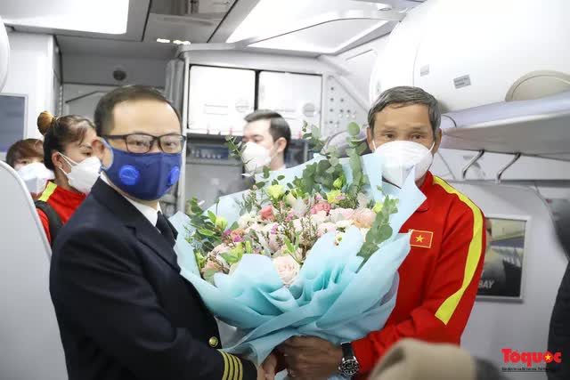 [Độc quyền] Những hình ảnh đầu tiên của đội tuyển bóng đá nữ Việt Nam trên chuyến bay về nước - Ảnh 4.