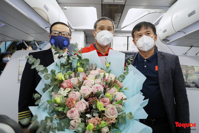 [Độc quyền] Những hình ảnh đầu tiên của đội tuyển bóng đá nữ Việt Nam trên chuyến bay về nước - Ảnh 5.