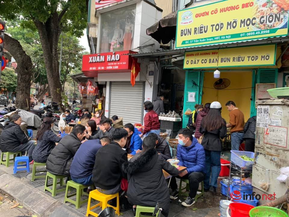 Quán bún ở Hà Nội bé tẹo, chỉ 1m2 thuê 16 nhân viên, bán nghìn bát mỗi ngày, khách ngồi kín vỉa hè chờ ăn trong giá rét - Ảnh 4.
