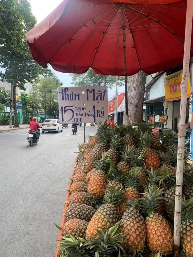 Đầu năm đi mua thơm, thanh niên phát hiện dòng chữ ghi trên tấm bảng liền bỏ đi một mạch không thèm ngoái đầu lại - Ảnh 1.