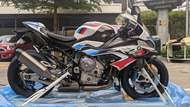 Siêu mô tô BMW M 1000 RR giá 1,6 tỷ đồng về Việt Nam: Lô đầu 6 chiếc đã có chủ  - Ảnh 1.