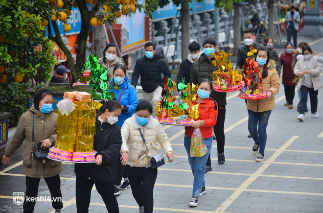  Ảnh: Hàng nghìn người mang núi tiền vàng đến ngôi đền 1000 năm ở Bắc Ninh dâng lễ, xin lộc đầu năm - Ảnh 12.