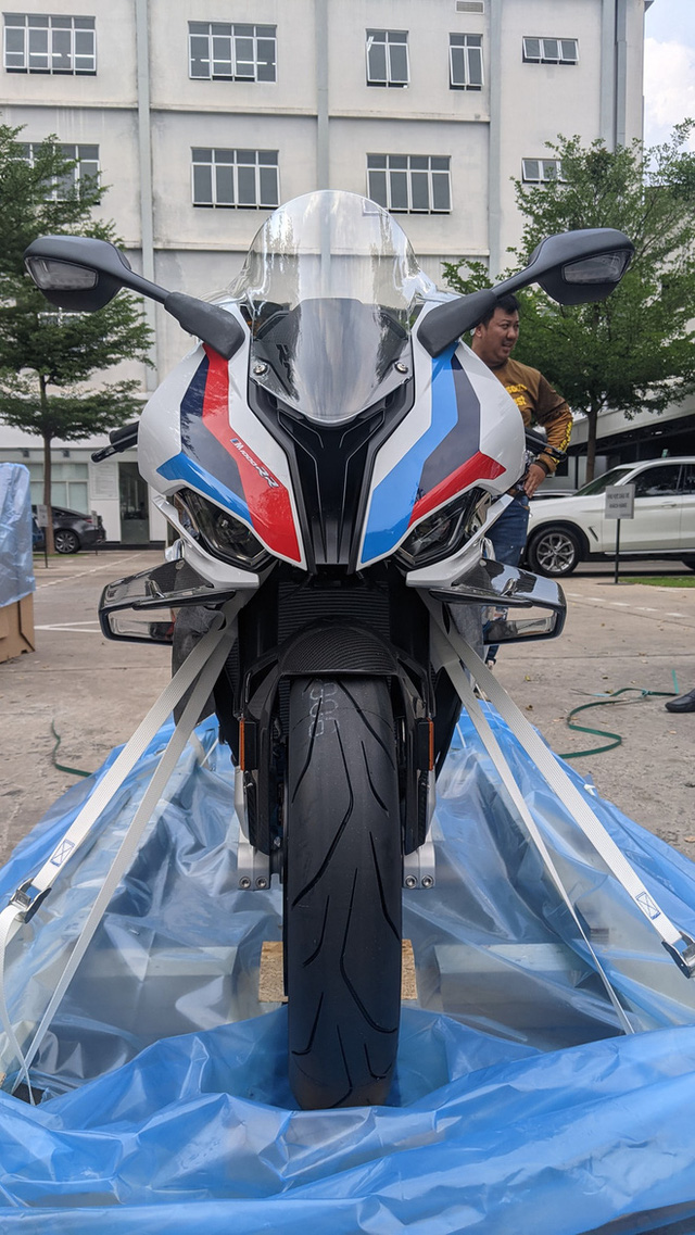 Siêu mô tô BMW M 1000 RR giá 1,6 tỷ đồng về Việt Nam: Lô đầu 6 chiếc đã có chủ  - Ảnh 3.
