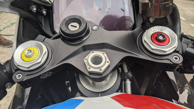 Siêu mô tô BMW M 1000 RR giá 1,6 tỷ đồng về Việt Nam: Lô đầu 6 chiếc đã có chủ  - Ảnh 5.