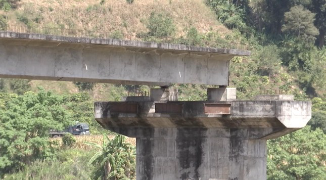 Duyệt chi 3 tỷ đồng phá dỡ cầu bỏ hoang hơn 2 thập kỷ để “dọn đường” làm cầu mới? - Ảnh 1.