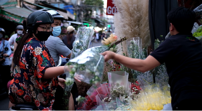 Giá hoa hồng Đà Lạt tăng kỷ lục trước ngày Valentine  - Ảnh 1.