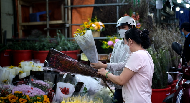 Giá hoa hồng Đà Lạt tăng kỷ lục trước ngày Valentine  - Ảnh 3.