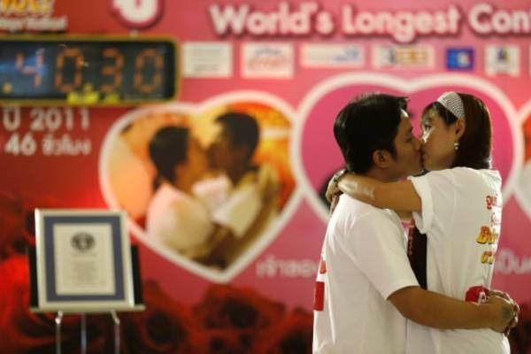 Thái Lan đề nghị các cặp đôi đeo khẩu trang khi gần gũi trong ngày Valentine - Ảnh 1.