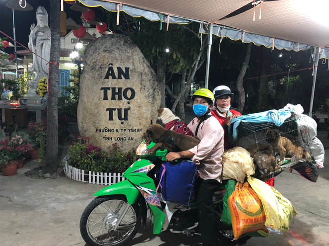 Hình ảnh mới nhất của chủ đàn chó bị tiêu huỷ ở Cà Mau: Hai vợ chồng ghé thăm chú chó còn sót lại trước khi lên Long An làm việc - Ảnh 3.