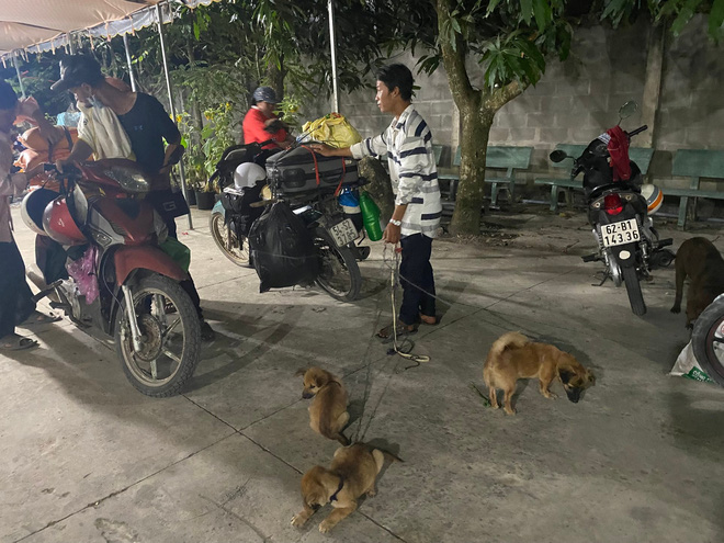 Hình ảnh mới nhất của chủ đàn chó bị tiêu huỷ ở Cà Mau: Hai vợ chồng ghé thăm chú chó còn sót lại trước khi lên Long An làm việc - Ảnh 4.