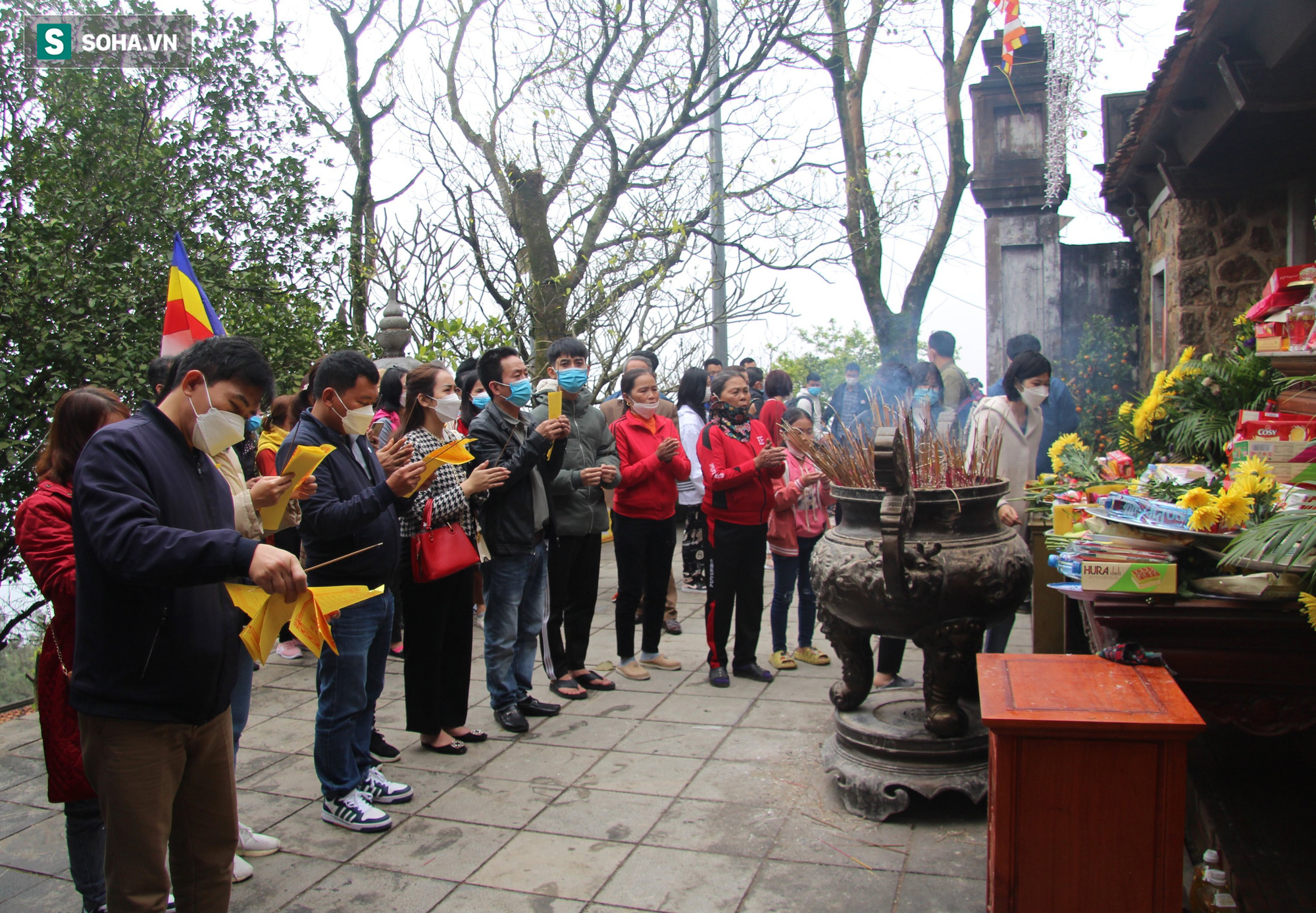 Du khách thi nhau xoa đầu tượng thần hổ ở chùa Hương, cầu mong bách bệnh tiêu tan - Ảnh 2.