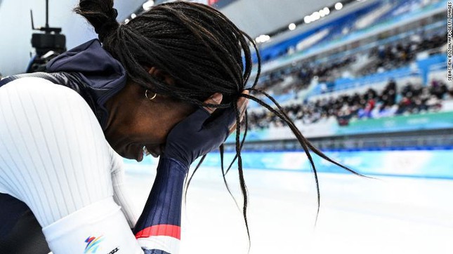 Nữ vận động viên da màu đi vào lịch sử Olympic mùa đông - Ảnh 1.