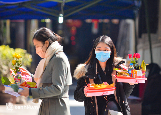 Hà Nội: Nam thanh nữ tú đổ xô đến chùa Hà xin thoát ế trong ngày lễ tình yêu Valentine - Ảnh 10.