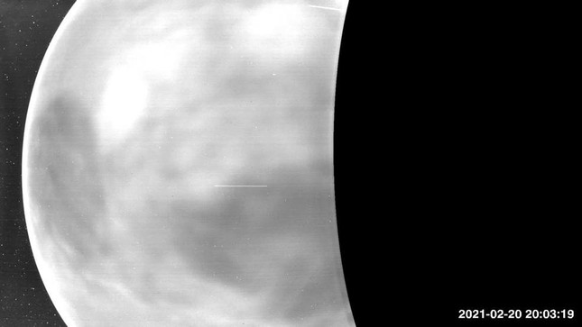 NASA chụp được những hình ảnh tuyệt đẹp đầu tiên về bề mặt Sao Kim - Ảnh 1.