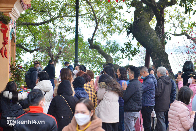 Phủ Tây Hồ ngày Rằm tháng Giêng: Người dân ùn ùn đi lễ, hàng trăm người bóc vé Vietlott cầu may - Ảnh 4.