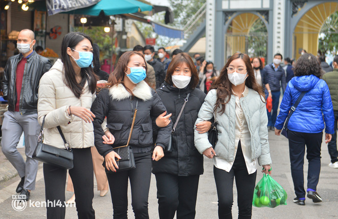 Phủ Tây Hồ ngày Rằm tháng Giêng: Người dân ùn ùn đi lễ, hàng trăm người bóc vé Vietlott cầu may - Ảnh 7.