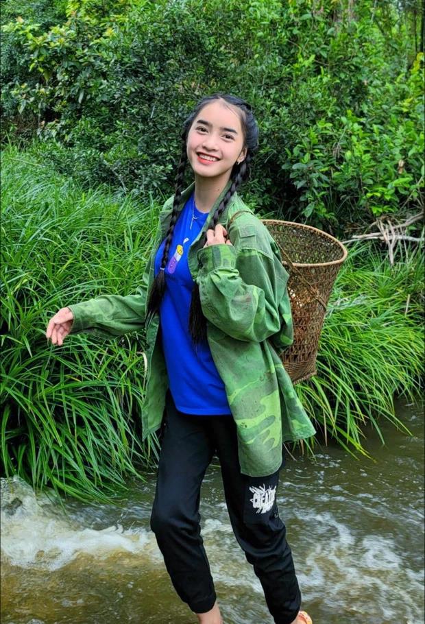 Cận cảnh nhan sắc trong trẻo, khó thể rời mắt của 2 thiếu nữ vùng cao đang “nổi như cồn” - Ảnh 4. Cận cảnh nhan sắc trong trẻo, khó thể rời mắt của 2 thiếu nữ vùng cao đang “nổi như cồn” - Ảnh 4.