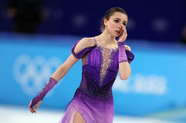 Thiên thần nước Nga bật khóc trong phần thi trượt băng nghệ thuật - Ảnh 2.