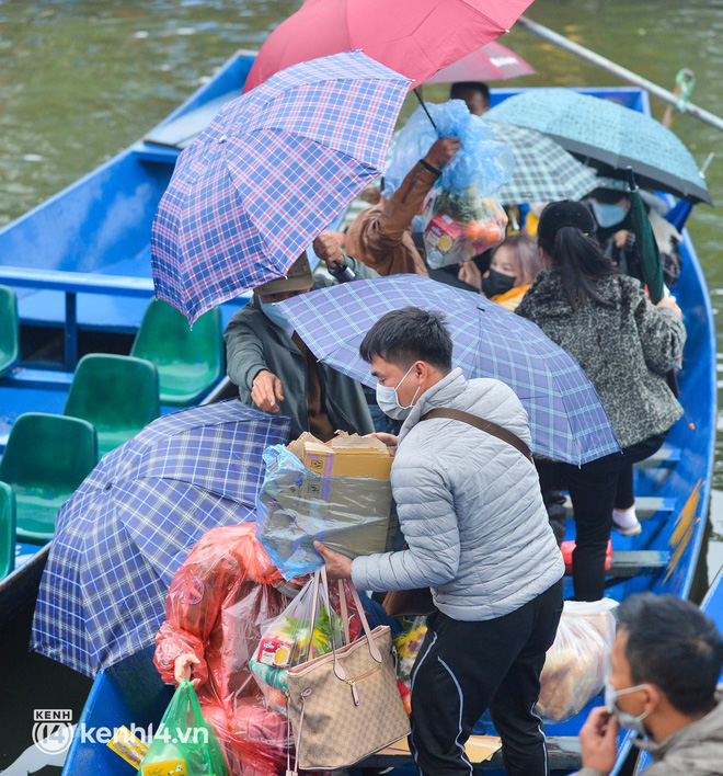  Ảnh: Du khách đội mưa, đổ về chùa Hương dâng lễ từ sáng sớm trong ngày chính thức mở cửa trở lại - Ảnh 7.