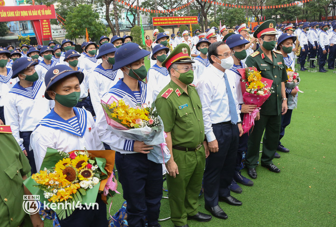 Người thân bịn rịn tiễn thanh niên TP.HCM lên đường nhập ngũ: Con đi 2 năm, tôi nhớ nó lắm! - Ảnh 8.