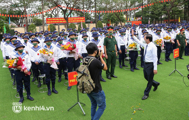 Người thân bịn rịn tiễn thanh niên TP.HCM lên đường nhập ngũ: Con đi 2 năm, tôi nhớ nó lắm! - Ảnh 9.