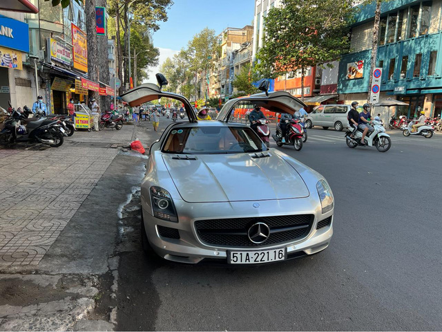  Ông trùm cà phê Đặng Lê Nguyên Vũ tái xuất, cầm lái Mercedes-Benz SLS AMG, có thể có kèo siêu xe gây chấn động  - Ảnh 2.