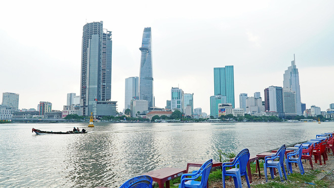  Đi ngắm hoàng hôn trên sông Sài Gòn đúng hôm “trái gió trở trời” và cái kết: Lẽ nào ngồi một lúc trôi luôn ra giữa sông không? - Ảnh 2.