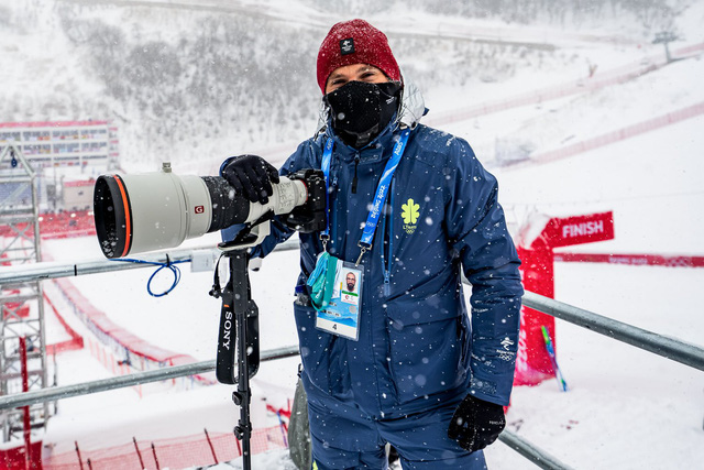 Nhiếp ảnh gia Olympic chụp đóng băng viên đạn giữa không trung - Ảnh 2.