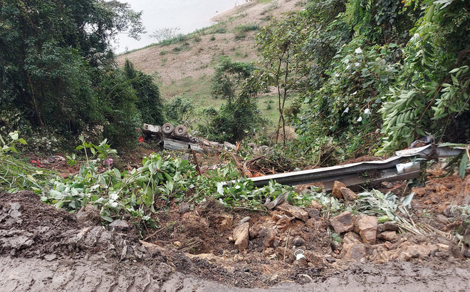 Xe đầu kéo đang lùi tránh xe khác thì rơi xuống vực sâu trên quốc lộ  - Ảnh 1.