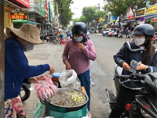 Bán thứ ốc sặc sỡ, nhỏ như khuy áo, nhiều người lắc đầu có gì mà ăn, chủ kiếm tiền triệu mỗi ngày - Ảnh 1.