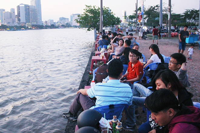  Đi ngắm hoàng hôn trên sông Sài Gòn đúng hôm “trái gió trở trời” và cái kết: Lẽ nào ngồi một lúc trôi luôn ra giữa sông không? - Ảnh 3.