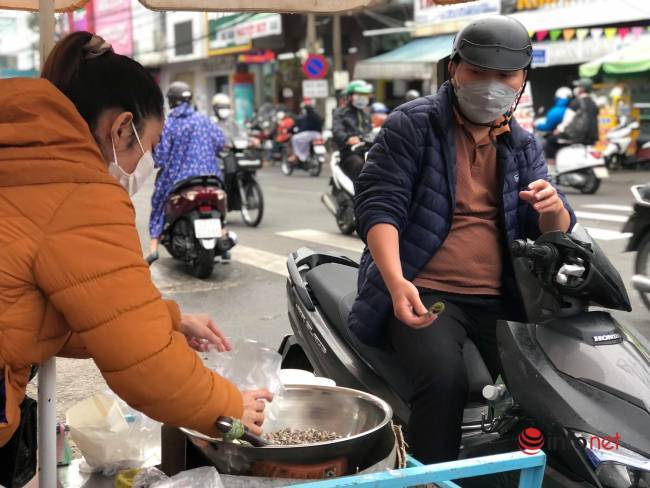 Bán thứ ốc sặc sỡ, nhỏ như khuy áo, nhiều người lắc đầu có gì mà ăn, chủ kiếm tiền triệu mỗi ngày - Ảnh 7.