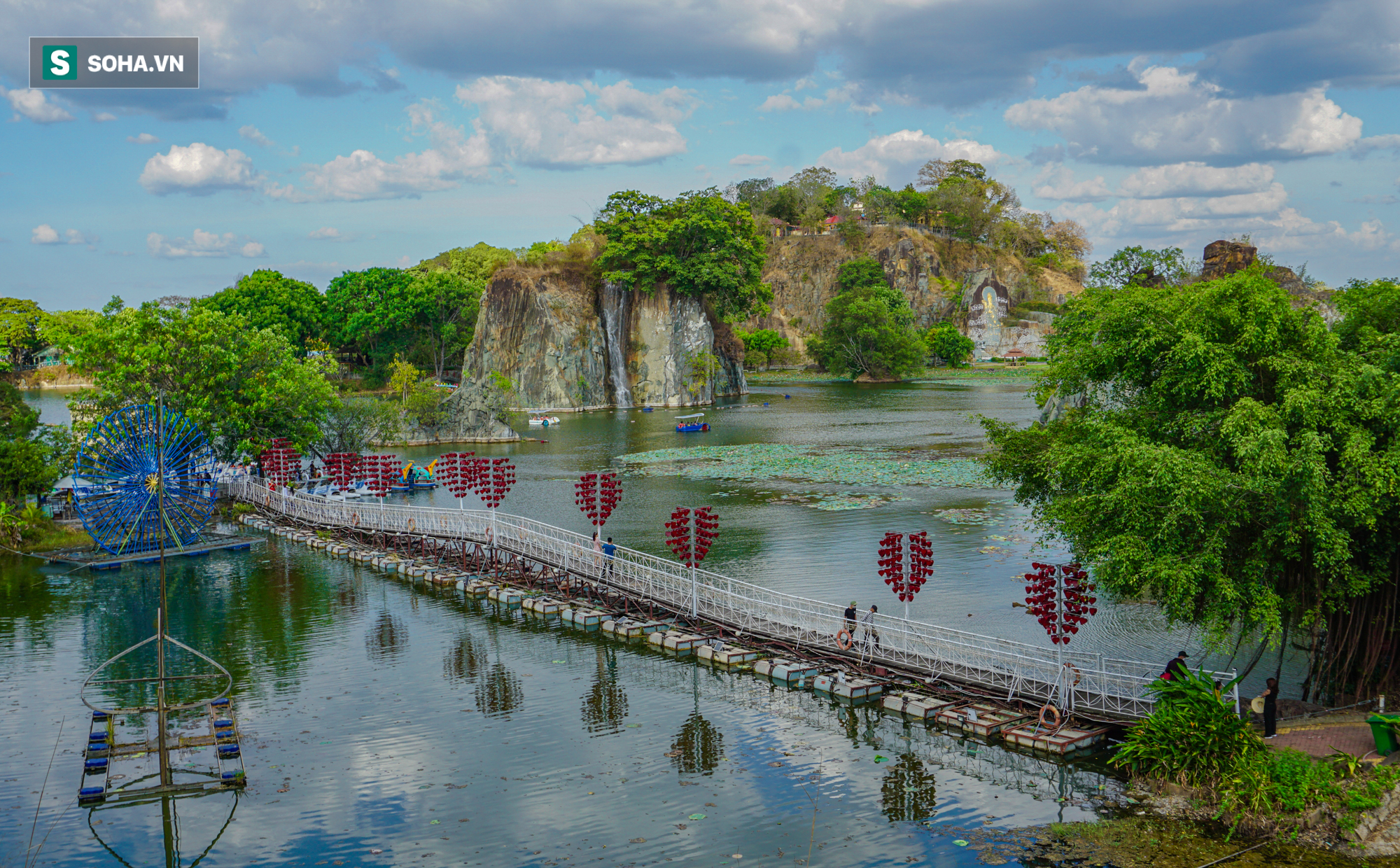 Hot girl đổ về vịnh Hạ Long thu nhỏ chụp ảnh đủ đăng đến hết năm - Ảnh 1.