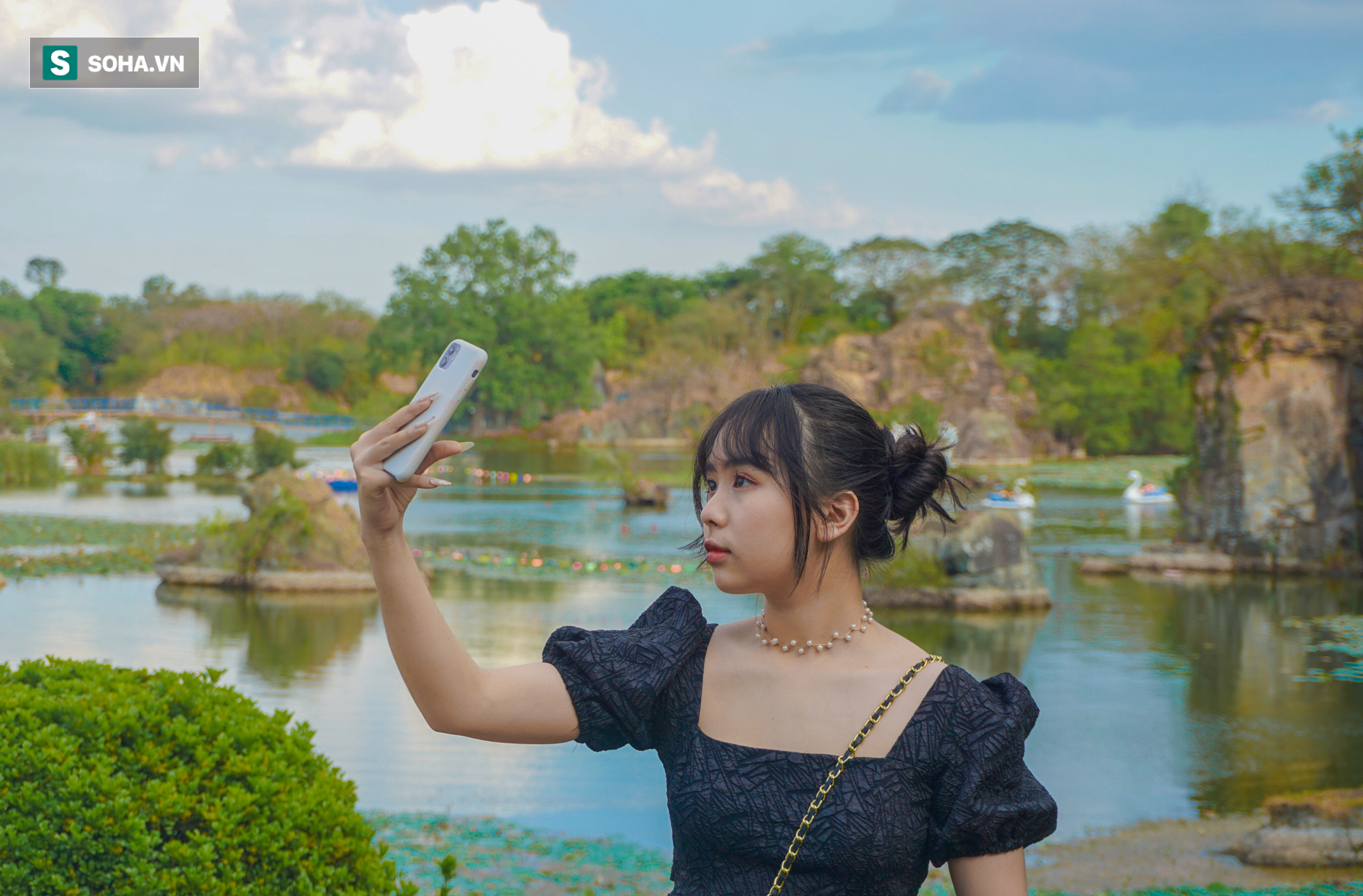 Hot girl đổ về vịnh Hạ Long thu nhỏ chụp ảnh đủ đăng đến hết năm - Ảnh 2.