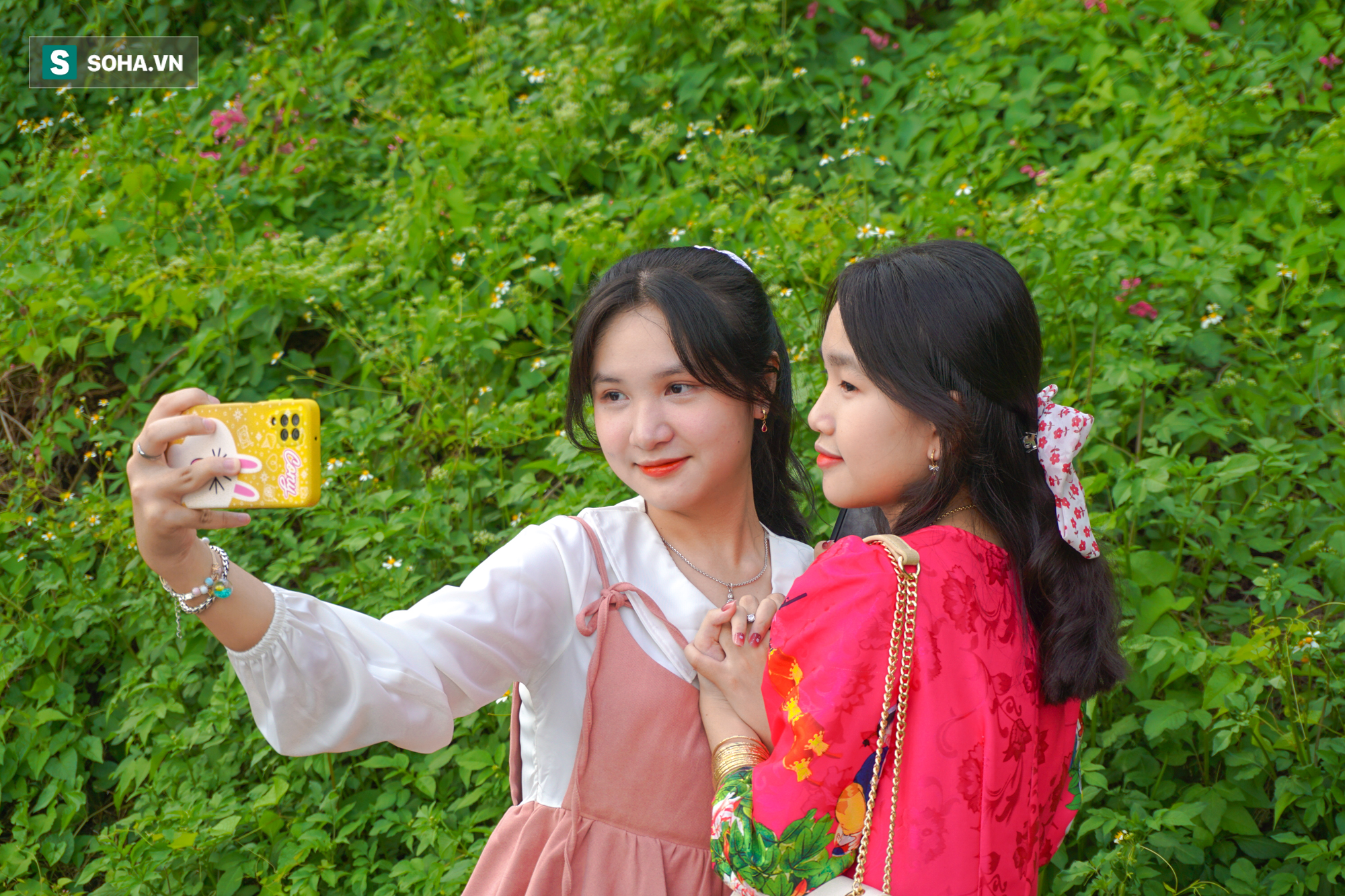 Hot girl đổ về vịnh Hạ Long thu nhỏ chụp ảnh đủ đăng đến hết năm - Ảnh 3.