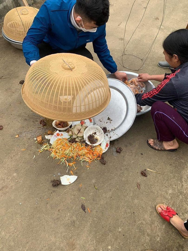 Cả nhà vất vả làm được mâm cơm cúng, cô gái chạy ra muốn phụ một tay thì gây ra đại hoạ: Vậy là dở rồi… - Ảnh 1.