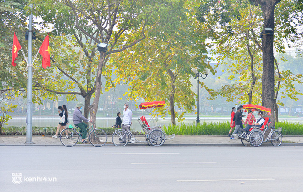 Hồi ức của người đạp xích lô về những ngày Tết chưa có dịch Covid-19: Người dân đi chơi kín hồ Gươm, chở không kịp khách - Ảnh 1. Hồi ức của người đạp xích lô về những ngày Tết chưa có dịch Covid-19: Người dân đi chơi kín hồ Gươm, chở không kịp khách - Ảnh 1.