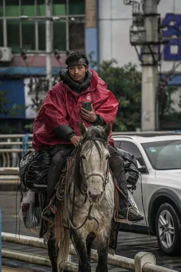 Chàng trai cưỡi ngựa nửa năm về quê ăn Tết, đơn thương độc mã vượt 5 ngàn cây số để thử thách bản thân - Ảnh 2.
