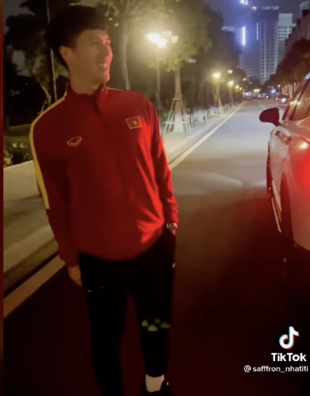 Đình Trọng lái xe đưa Hùng Dũng về nhà ăn tết, tìm bé Titi để tặng lì xì - Ảnh 2. Đình Trọng lái xe đưa Hùng Dũng về nhà ăn tết, tìm bé Titi để tặng lì xì - Ảnh 2.