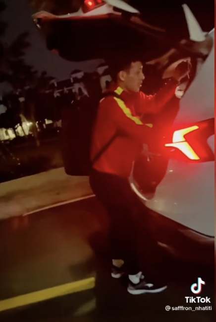 Đình Trọng lái xe đưa Hùng Dũng về nhà ăn tết, tìm bé Titi để tặng lì xì - Ảnh 3. Đình Trọng lái xe đưa Hùng Dũng về nhà ăn tết, tìm bé Titi để tặng lì xì - Ảnh 3.