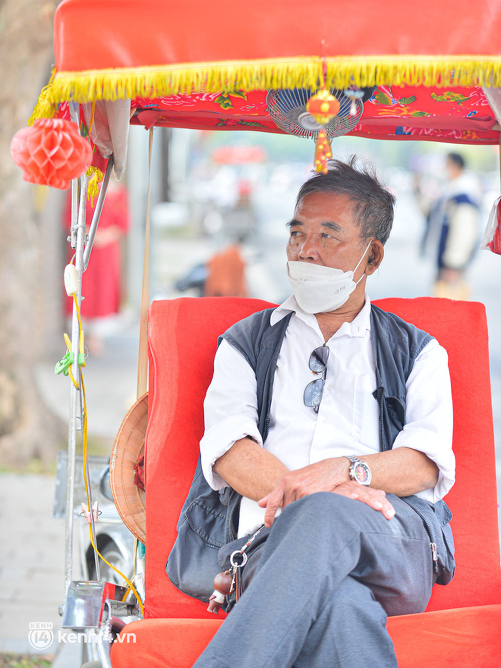 Hồi ức của người đạp xích lô về những ngày Tết chưa có dịch Covid-19: Người dân đi chơi kín hồ Gươm, chở không kịp khách - Ảnh 3. Hồi ức của người đạp xích lô về những ngày Tết chưa có dịch Covid-19: Người dân đi chơi kín hồ Gươm, chở không kịp khách - Ảnh 3.