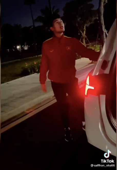 Đình Trọng lái xe đưa Hùng Dũng về nhà ăn tết, tìm bé Titi để tặng lì xì - Ảnh 4. Đình Trọng lái xe đưa Hùng Dũng về nhà ăn tết, tìm bé Titi để tặng lì xì - Ảnh 4.