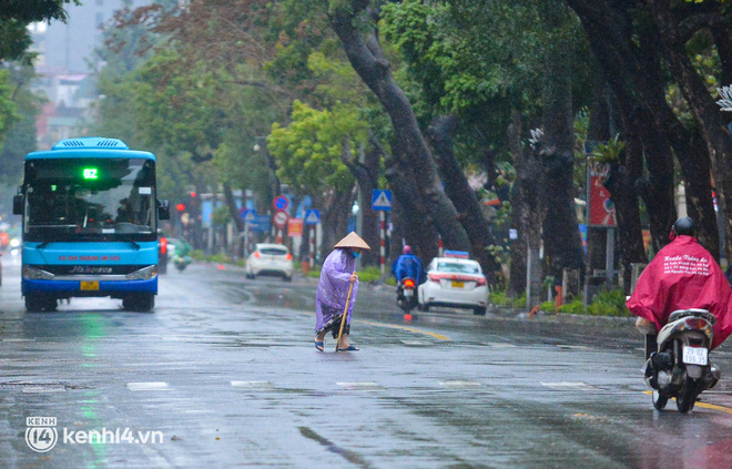  Hà Nội rét kỷ lục 8 độ C: Người dân cực khổ mưu sinh dưới mưa rét tê tái, hồ Gươm vắng bóng người qua lại - Ảnh 12.