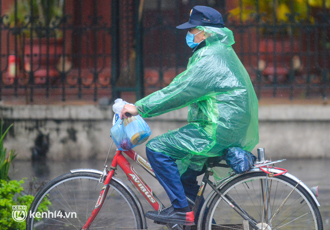  Hà Nội rét kỷ lục 8 độ C: Người dân cực khổ mưu sinh dưới mưa rét tê tái, hồ Gươm vắng bóng người qua lại - Ảnh 13.