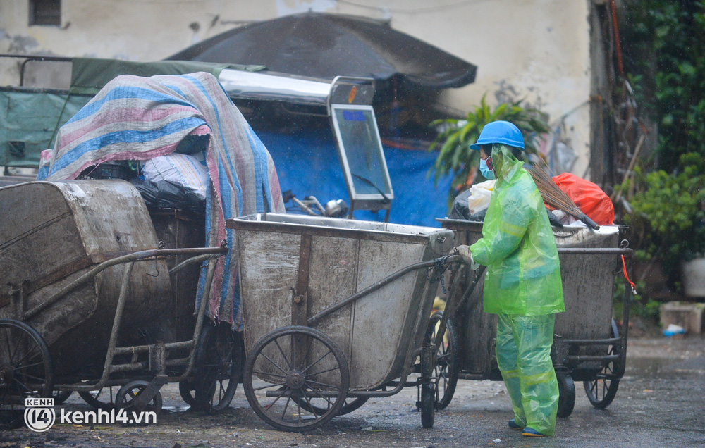  Hà Nội rét kỷ lục 8 độ C: Người dân cực khổ mưu sinh dưới mưa rét tê tái, hồ Gươm vắng bóng người qua lại - Ảnh 16.