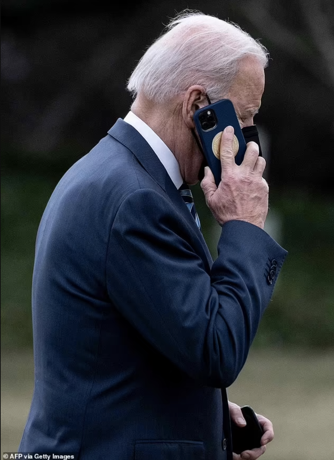 Chiếc iPhone đặc biệt của Tổng thống Joe Biden gây chú ý bởi chi tiết thể hiện quyền lực có 1 không 2 - Ảnh 3.